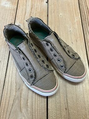 Casual Slip-On Canvas Sneakers in Tan